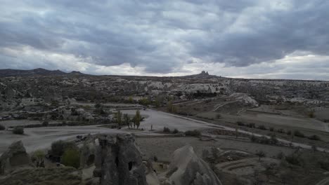 Paisaje-De-Cuevas-Con-Cielo-Nublado-En-La-Ciudad-De-Goreme-En-Capadocia,-Turquía