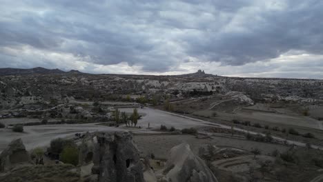 paisaje de cuevas con cielo nublado en la ciudad de goreme en capadocia, turquía