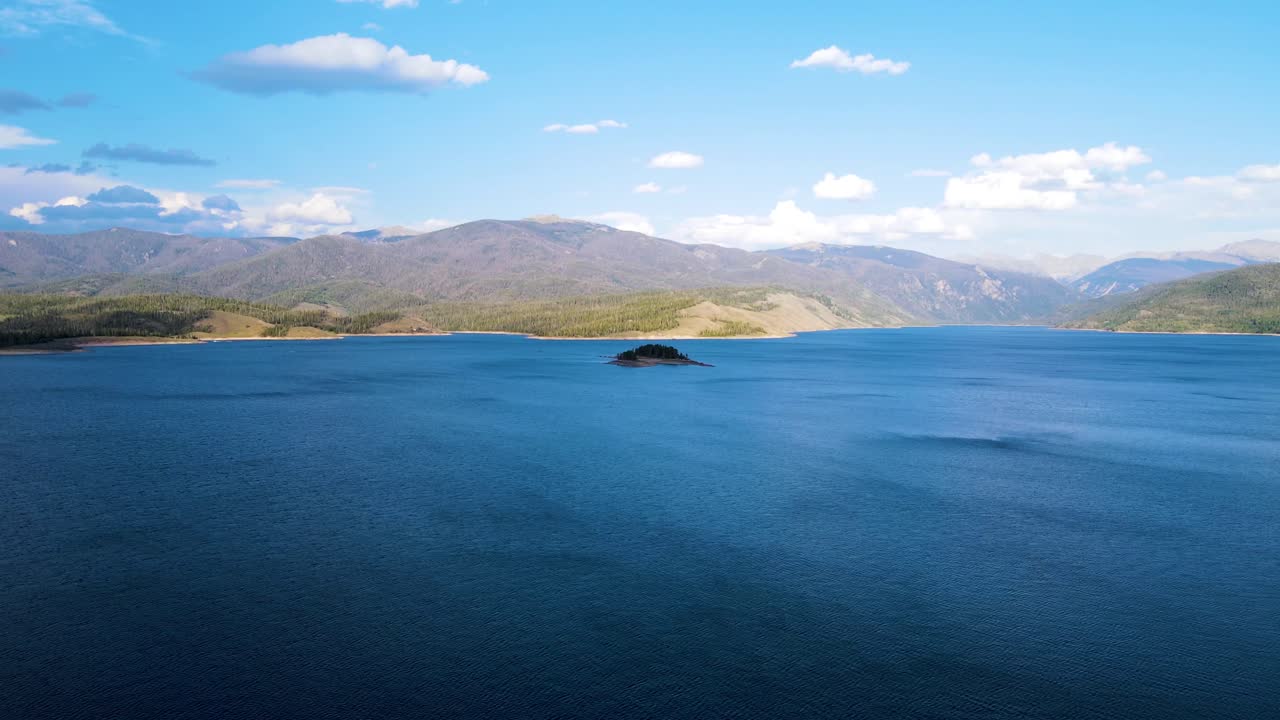 콜로라도 록키 산맥의 깊고 푸른 호수 그랜비 | 전체 공중보기 패닝 | 2021년 여름