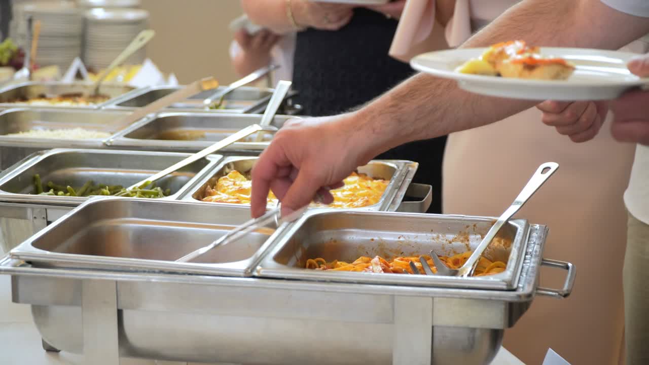 un hermoso ramo de bodas yace en la hierba.