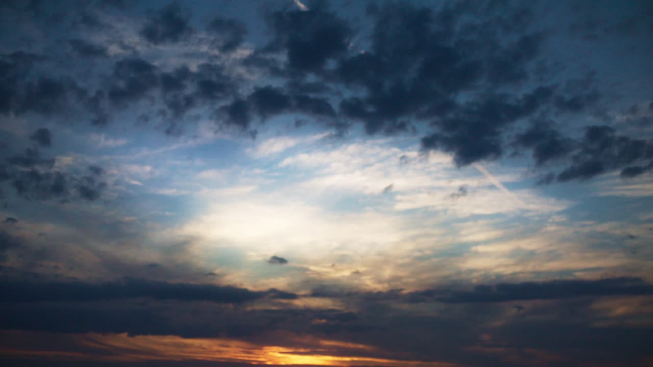 4k의 일몰 시 진한 파란색과 주황색 배경 구름이 있는 넓은 하늘