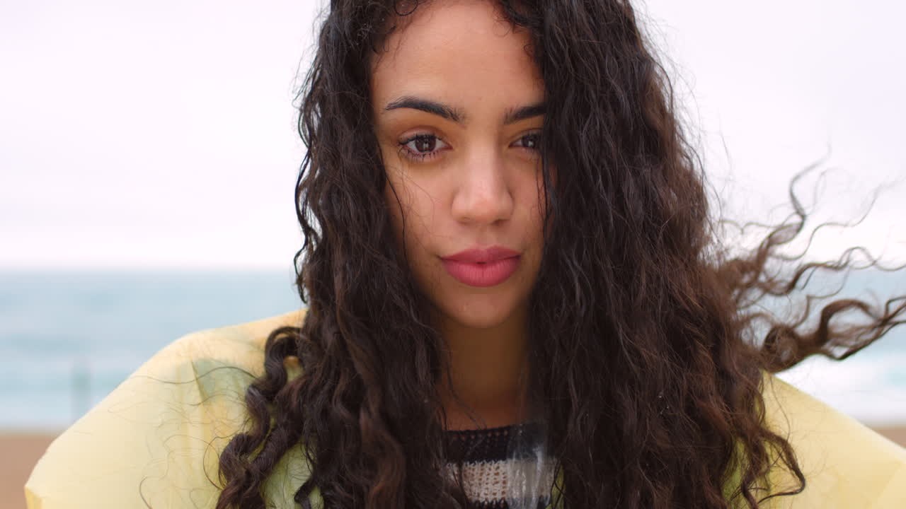 afuera, retrato y mujer de vacaciones en un resfriado