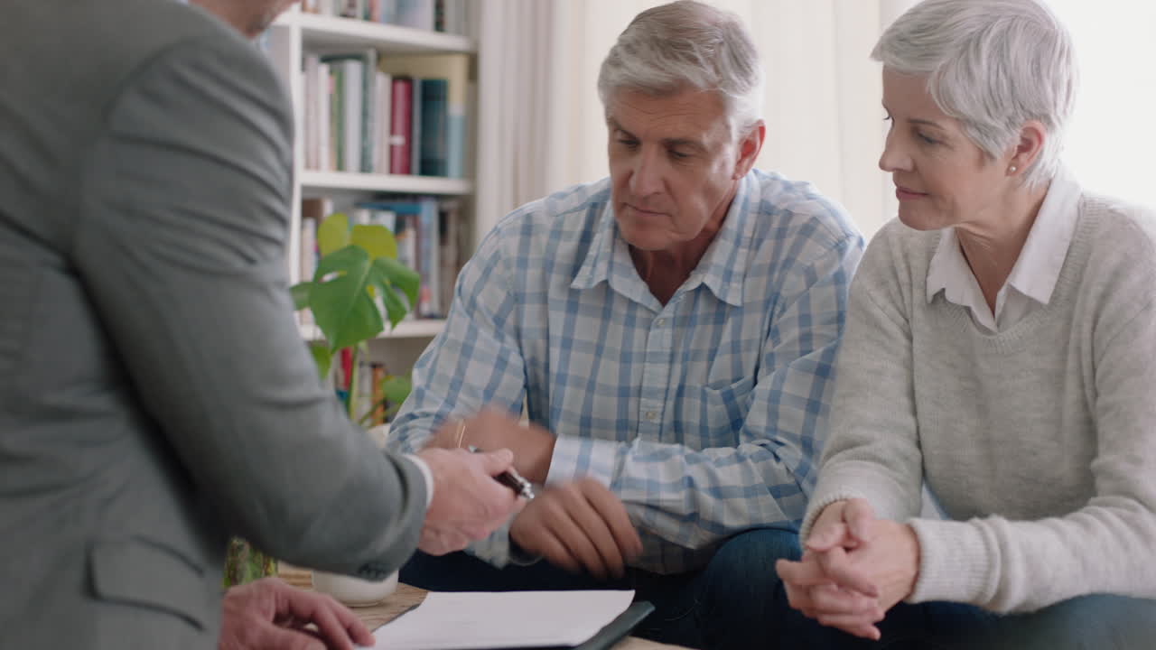 pareja feliz madura conociendo a un agente inmobiliario comprando una casa dueños de una casa nueva firmando un contrato de arrendamiento hipotecario comprando una propiedad estrechando la mano de un agente inmobiliario disfrutando de la inversión 4k