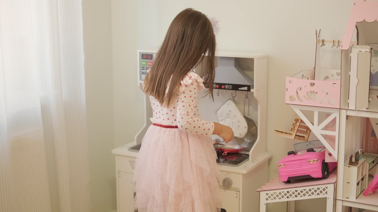 niña jugando en la sala de juegos con un vestido bonito
