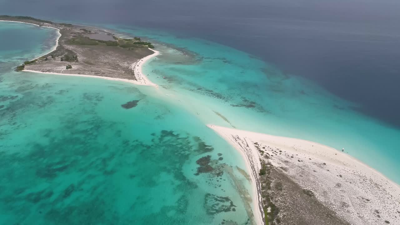 Drone shot tilt down cayo de agua island, three textures: water, sand and vegetation