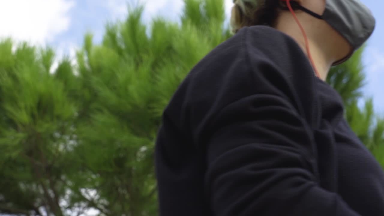 여자는 빨간색 헬멧을 쓰고 모바일 화면을 눌러 재생합니다.