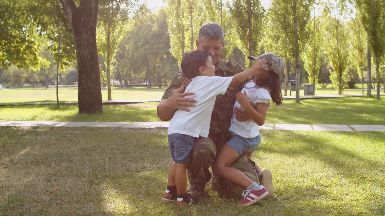 padre militar feliz vistiendo uniforme, volviendo a casa y pasando tiempo con los niños