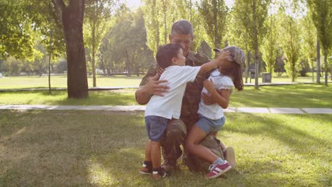 Padre-Militar-Feliz-Vistiendo-Uniforme,-Volviendo-A-Casa-Y-Pasando-Tiempo-Con-Los-Niños