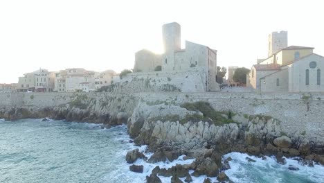 Drohnenansicht-Der-Altstadt-Von-Antibes-Vom-Meer-Im-Süden-Frankreichs,-Côte-D&#39;Azur