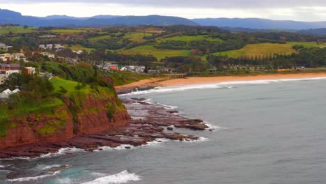 Hafenleuchtturm-Auf-Der-Felsigen-Klippe-Zusammen-Mit-Schöner-Landschaft-In-Kiama,-New-South-Wales,-Australien