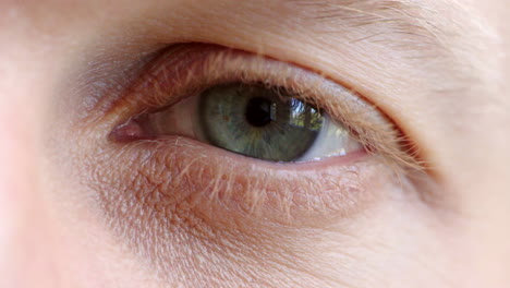 primer plano del ojo del hombre que muestra la conciencia