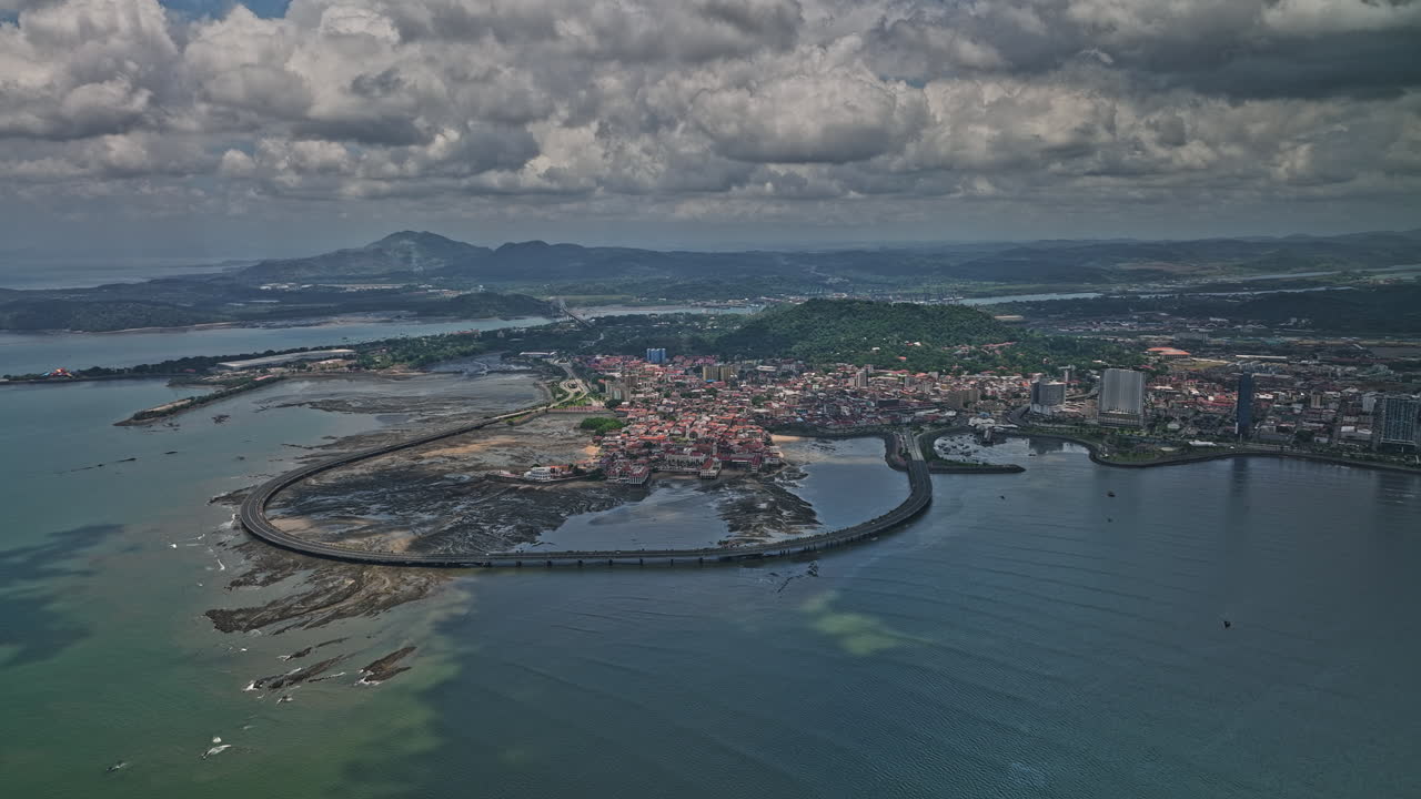 vista panorámica de la ciudad de panamá v107 aérea que captura la hermosa carretera de circunvalación costera cinta costera 3 puente y paisaje urbano del distrito histórico con nubes tropicales en el cielo - filmada con mavic 3 cine - abril de 2022