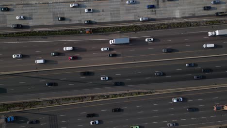 Von-Oben-Nach-Unten-Stark-Befahrene-Autobahn-Während-Der-Hauptverkehrszeit-In-Einer-Stadt-Mit-Autos-Und-Fahrzeugverkehr