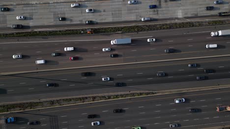 la parte superior de la carretera ocupada durante la hora pico en la ciudad urbana con coches y tráfico de vehículos