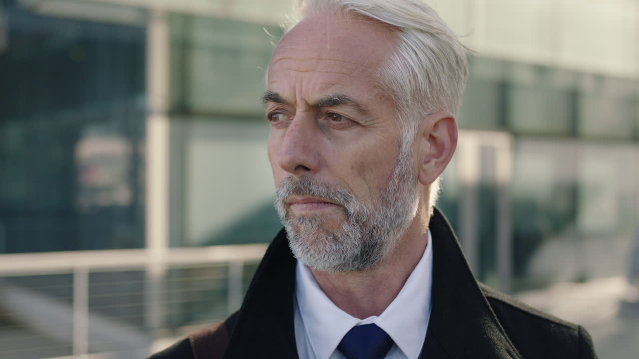 retrato de un hombre de negocios maduro pensativo esperando en la ciudad director general reflexionando reflexivo