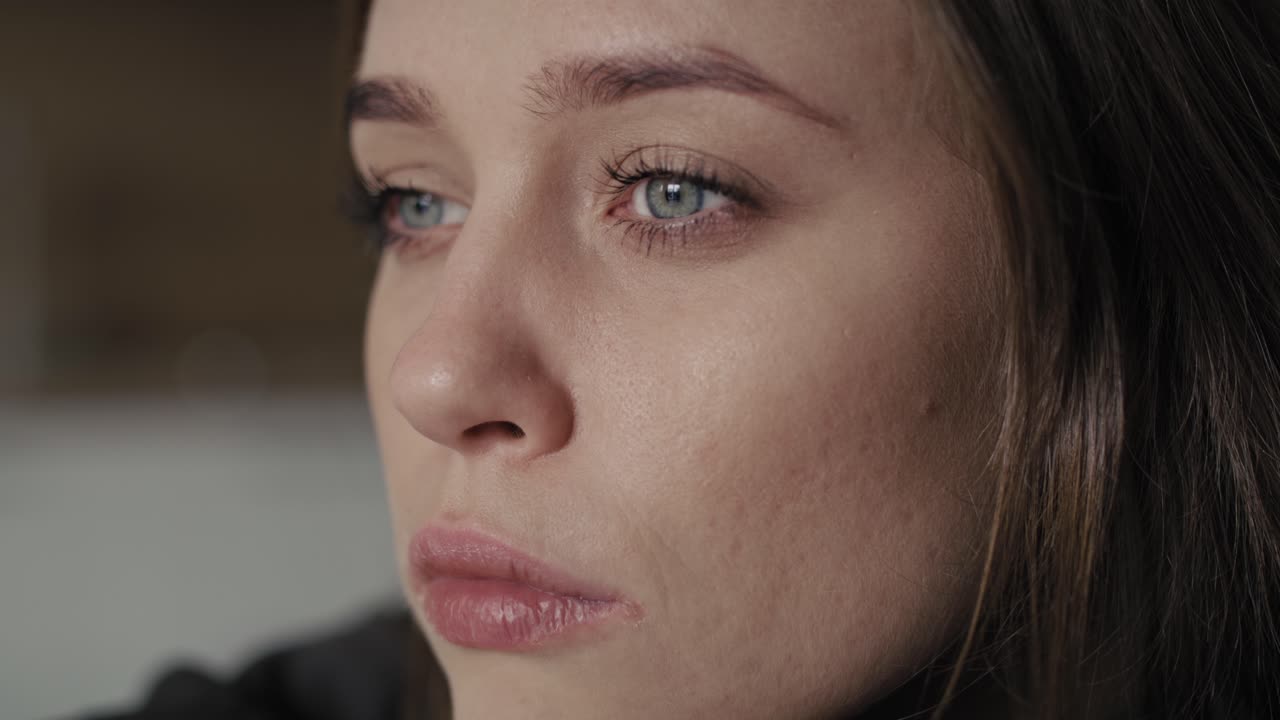 슬픈 여자가 멀리 보이는 클로즈업.