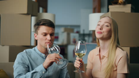 familia celebrando la reubicación bebiendo vino en vasos de cerca.