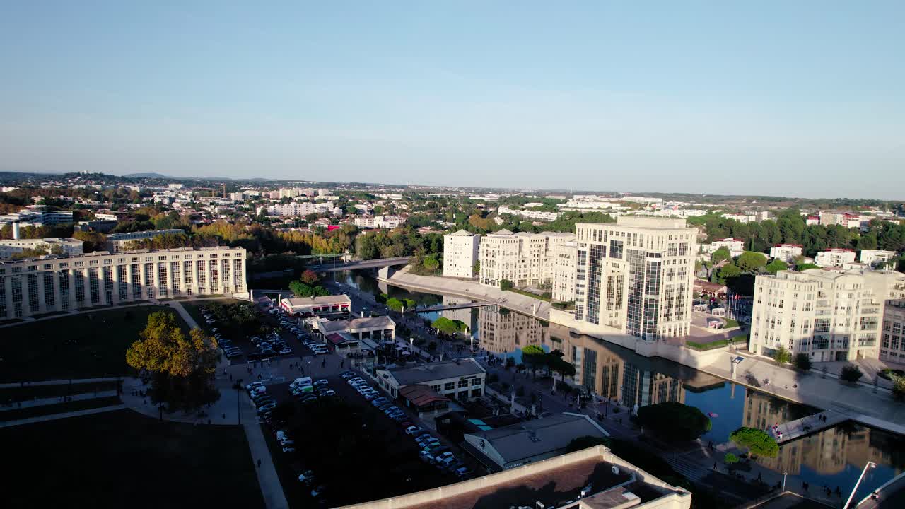 콘트라스트가 높은 프랑스 도시의 항공 샷