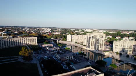 toma aérea de una ciudad en francia con alto contraste