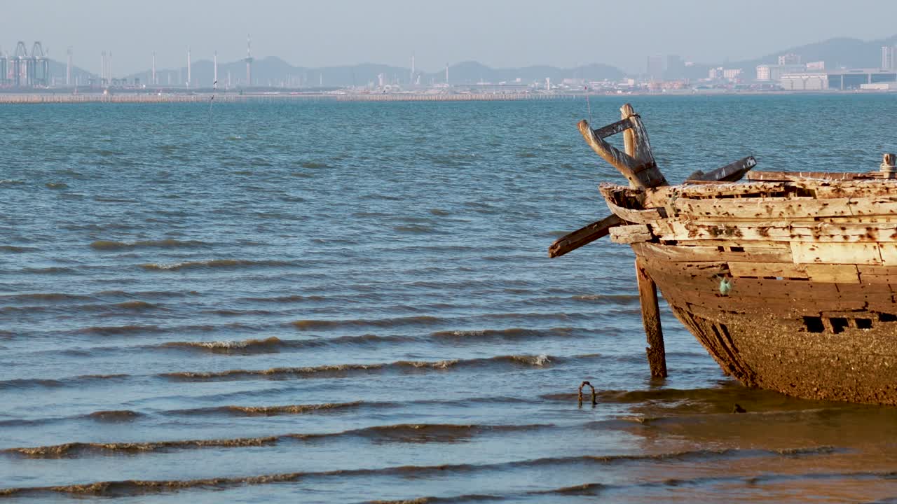 은 배가 조용한 파타야 물에 습니다.