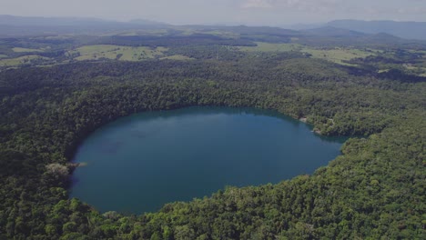 Vulkansee-Eacham-Mit-Tropischer-Vegetation-In-Atherton-Tableland,-Queensland,-Australien---Drohnenaufnahme-Aus-Der-Luft