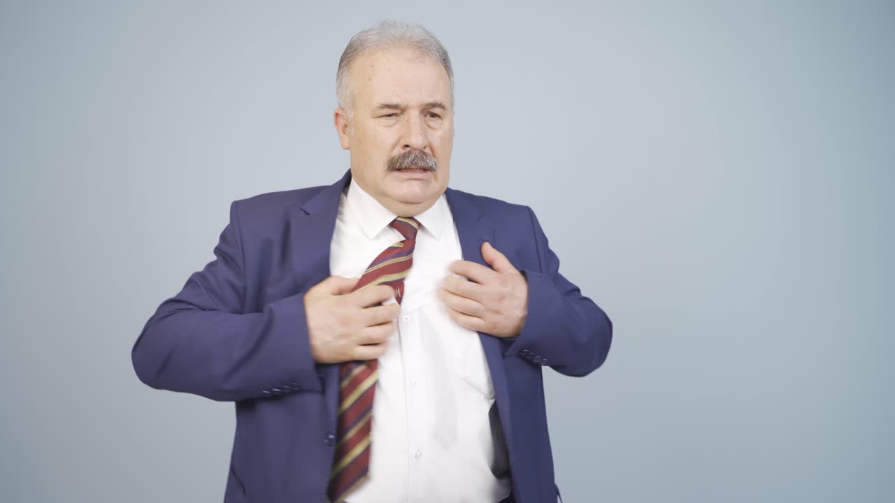 비즈니스맨이 심장마비를  ⁇ 고 있습니다.