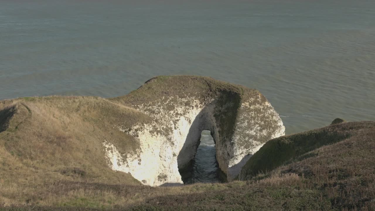 Håndholdt optagelse af hvide kridtklippeformationer ved Flamborough Head Fyr.