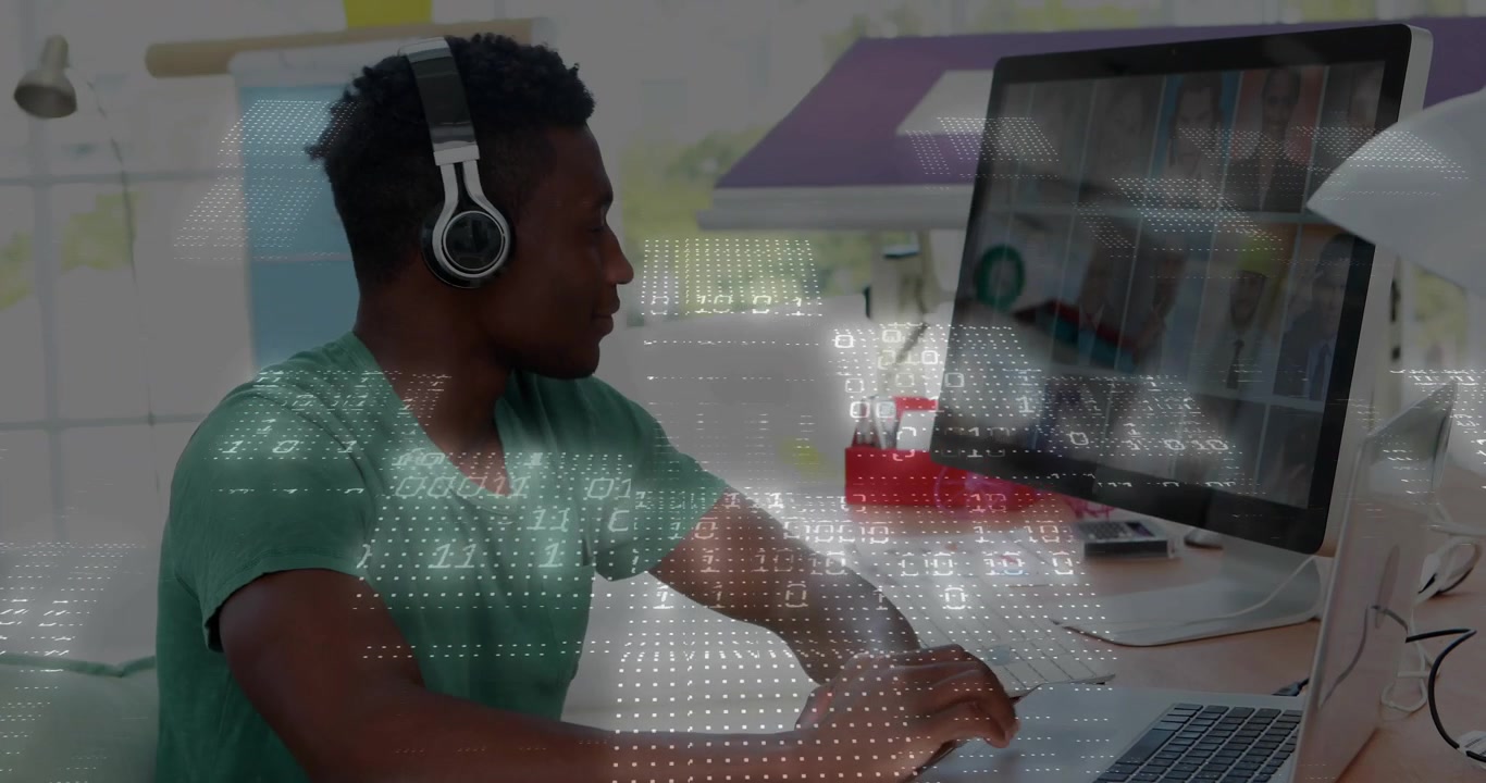 Designer masculino digitando, levantando fones de ouvido, combinando amostras de cores enquanto sobreposições animadas sincronizam amostras.