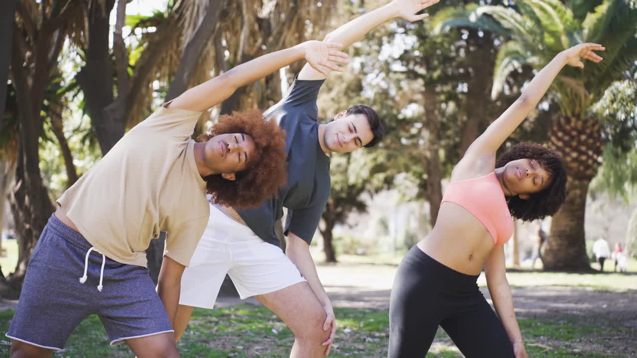 deportistas diversos haciendo ejercicio en el parque