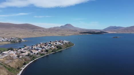 Descubriendo-El-Pueblo-De-Tabatskuri,-Uno-De-Los-Pueblos-Más-Bellos-De-La-Región-De-Samtskhe-javakheti