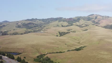 una amplia toma aérea del castillo de hearst en lo alto de las colinas por encima de san simeon, california.