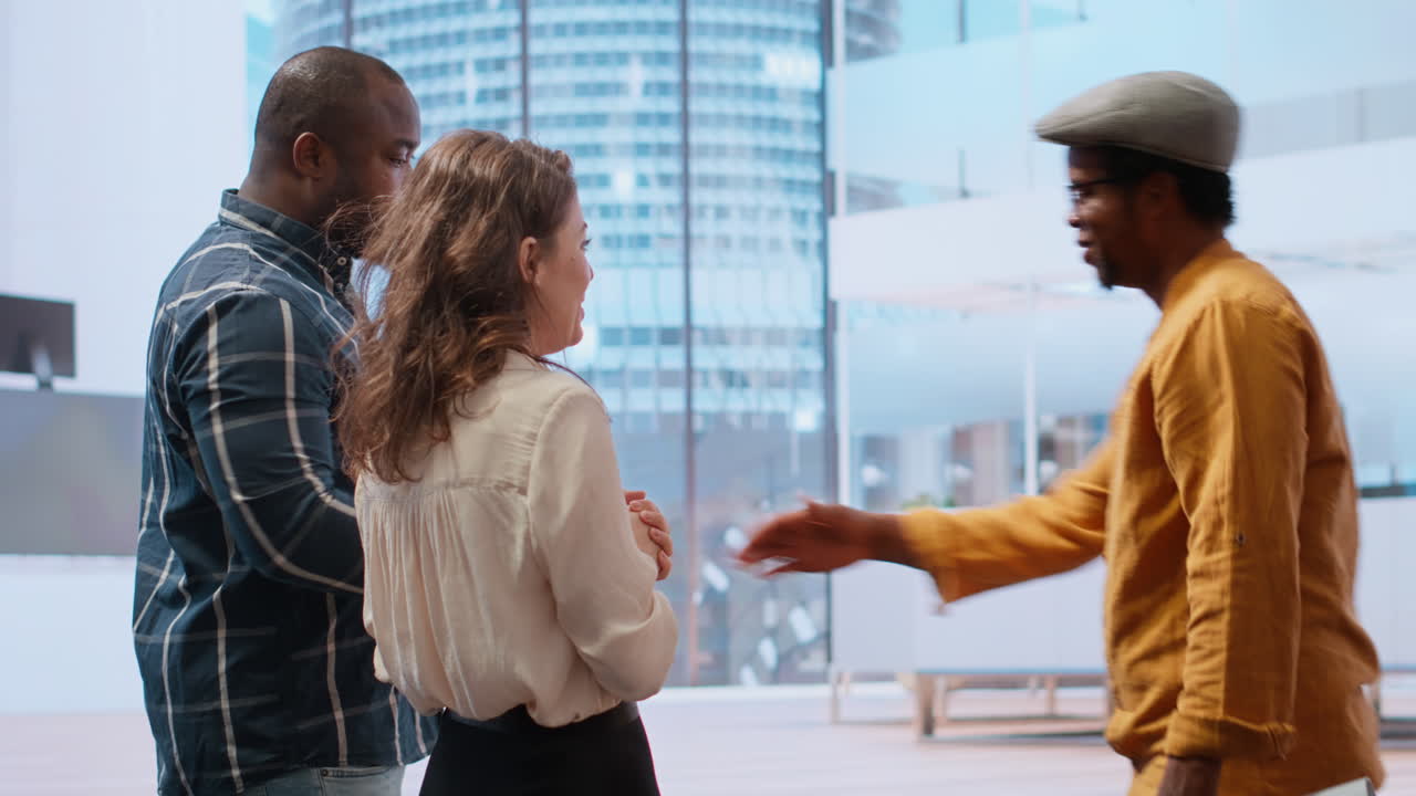 un agente de bienes raíces hábil saludando a la gente de negocios para un recorrido por la oficina