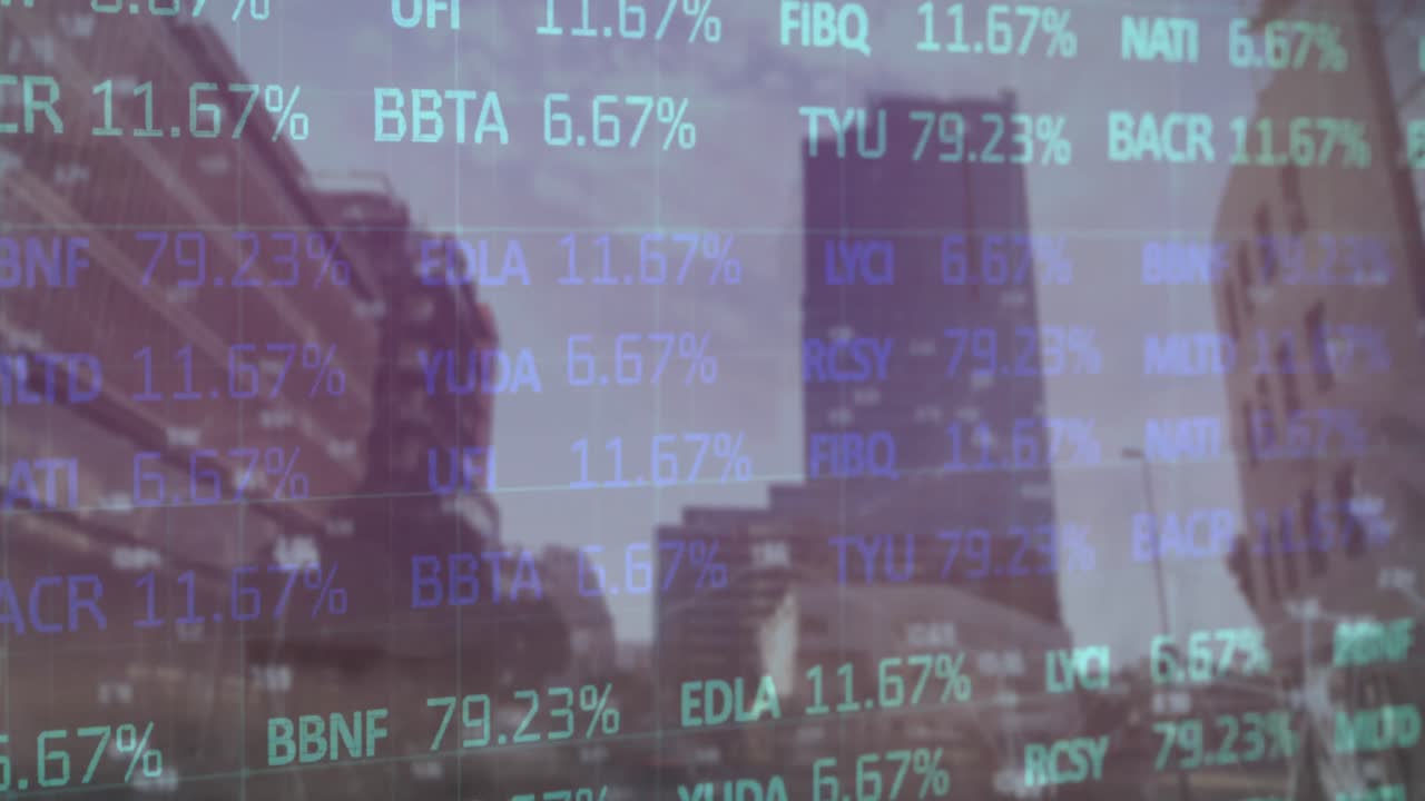 animación del tablero de negociación sobre vista de ángulo bajo de edificios modernos contra el cielo nublado