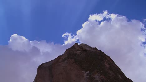 lapso de tiempo de nubes y rayos de sol sobre extrañas viviendas imponentes y formaciones rocosas en cappadocia turquía