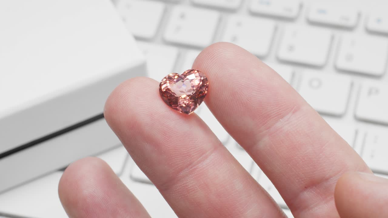 심장 모양의 투르말린과 함께 온라인 보석 쇼핑