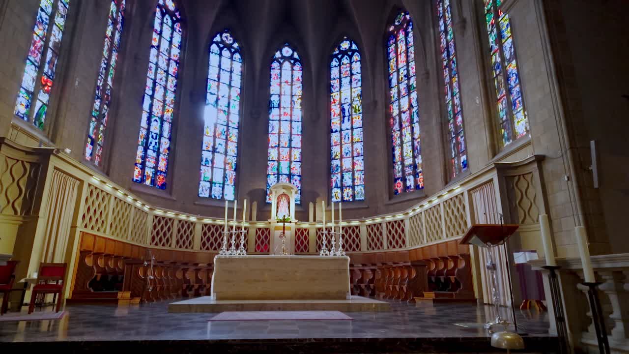 룩부르크 시: 노트르담 대성당의 제단에 보이는 처녀 마리아가 그려져 있다.