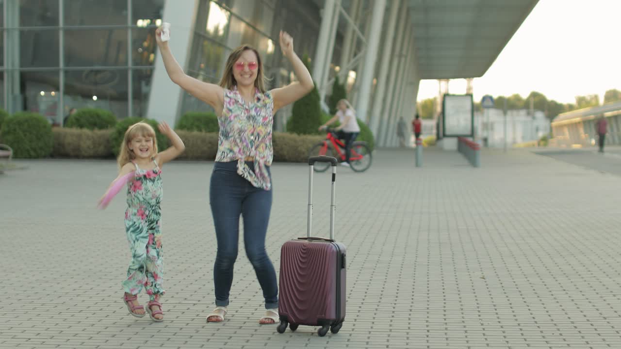 pandemia de coronavirus, covid-19 terminó. hija y madre turistas se quitan la máscara médica. vacaciones