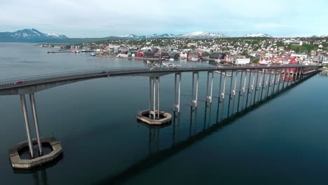 puente de la ciudad de tromsø, noruega imágenes aéreas