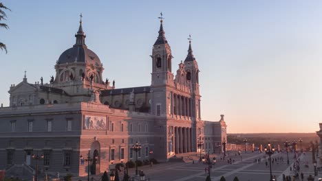 timelapse vespertino en la catedral de la almudena, madrid