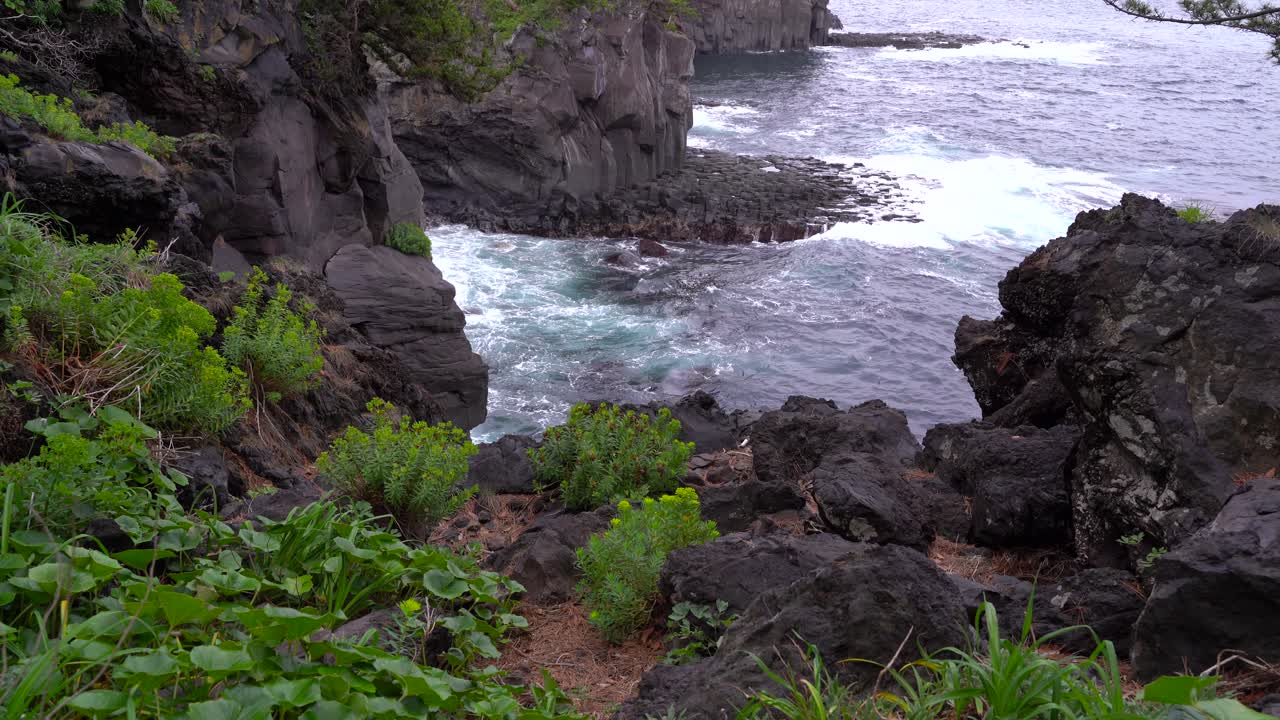 hermosos paisajes en acantilados rocosos con olas rompientes en la costa de jogasaki en japón