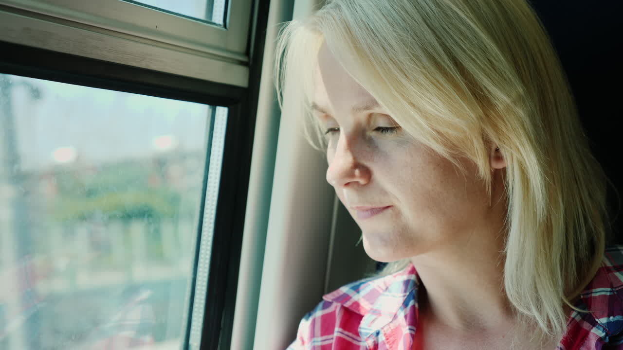 mujer de mediana edad viaja en tren