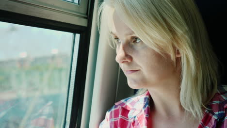 mujer de mediana edad viaja en tren