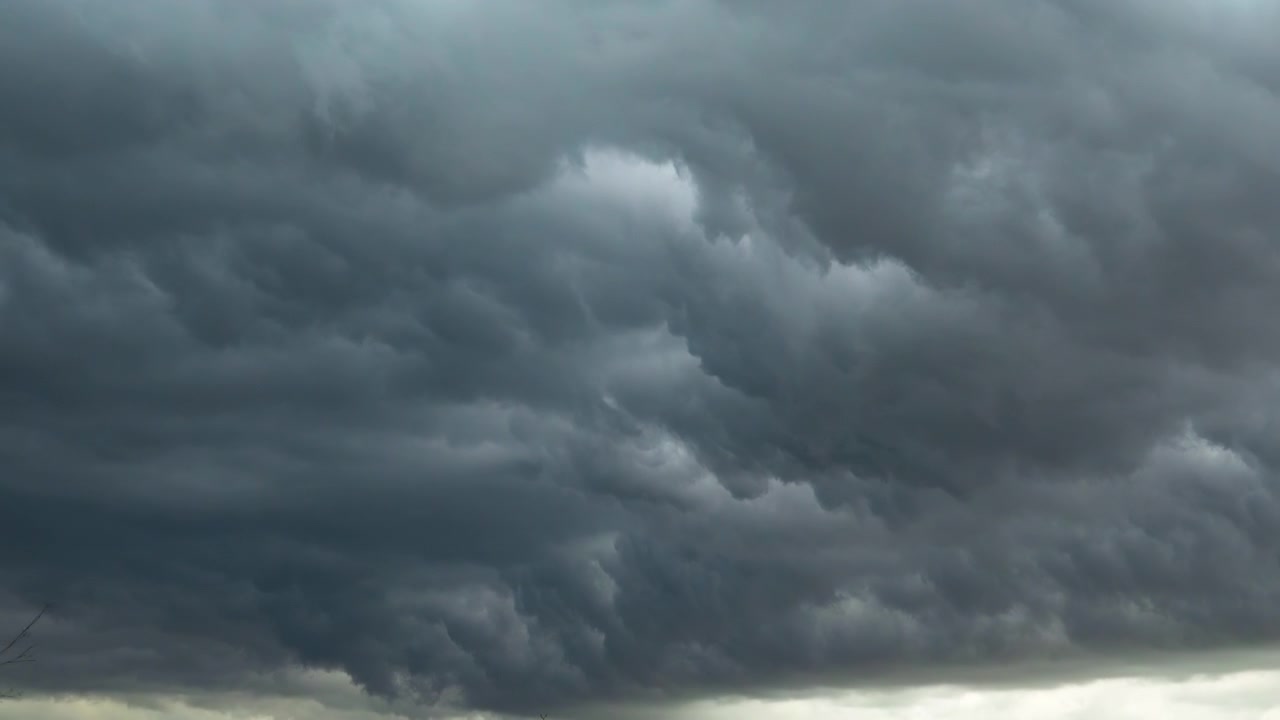 Mørke, truende stormskyer bevæger sig hen over himlen