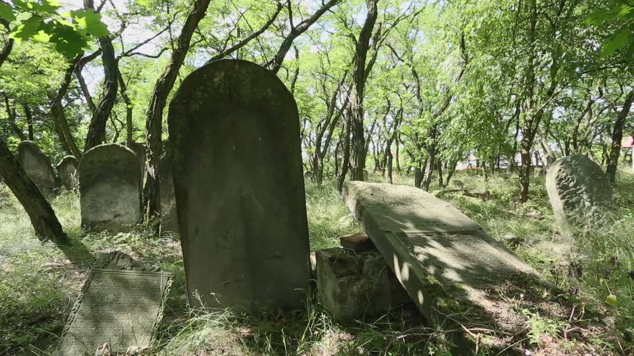 lápidas judías bellamente talladas con inscripciones hebreas en el cementerio judío de zdunska wola polonia