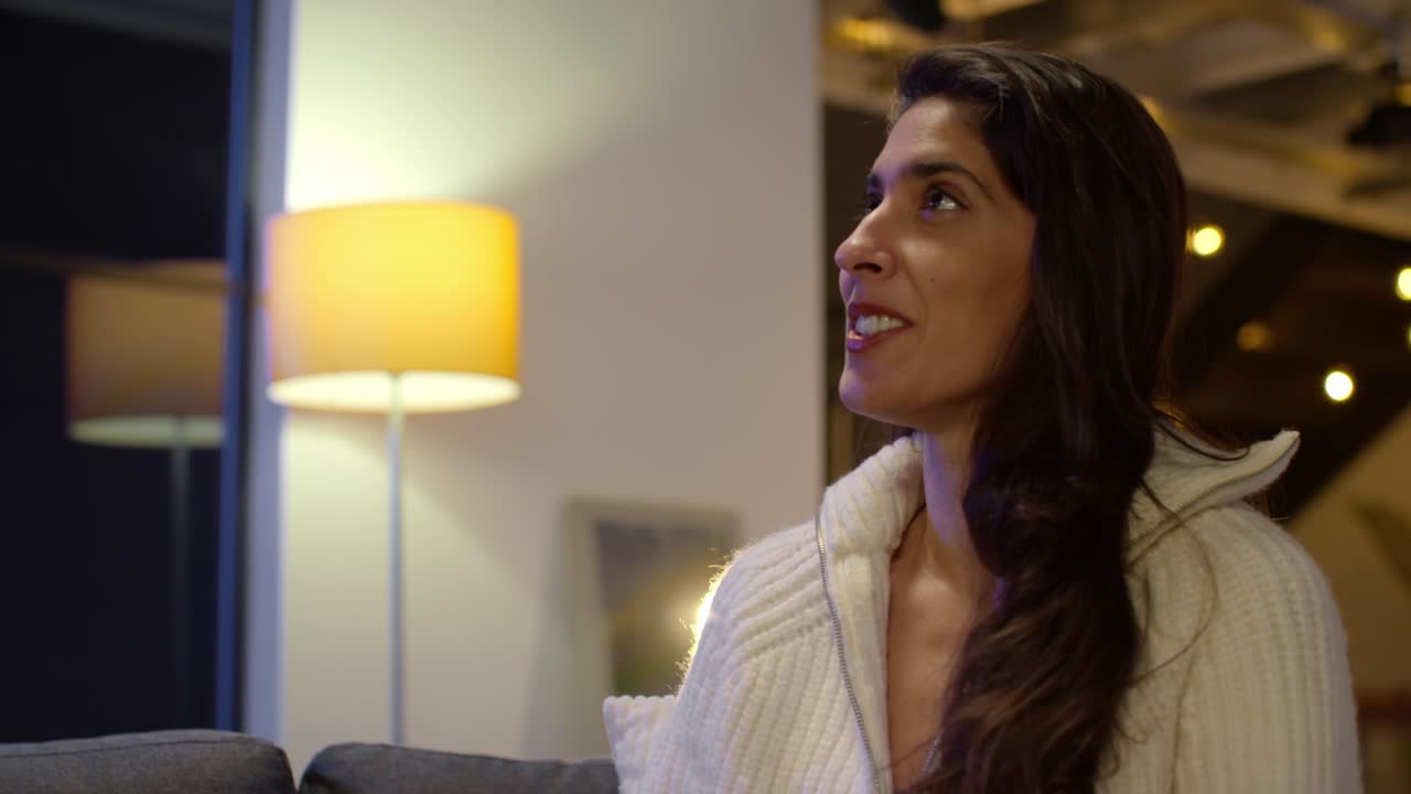 dos amigos o una pareja sentados en el sofá en casa o en un bar o café hablando juntos 1