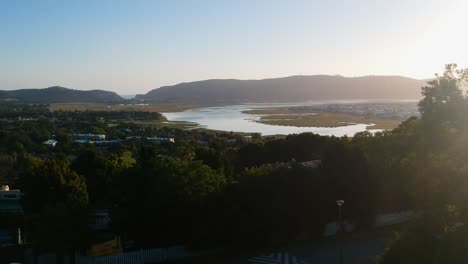 Una-Toma-Aérea-Con-Vistas-A-Knysna-En-Sudáfrica