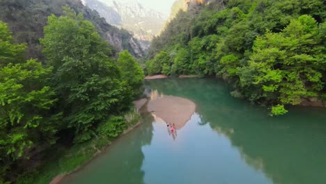 Vuelo-A-Bajo-Nivel-Sobre-El-Río-Ibrahim-En-El-Líbano-Con-Un-Dron-FPV