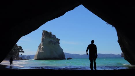 a wonderful view of the ocean from cathedral cove in new zealand