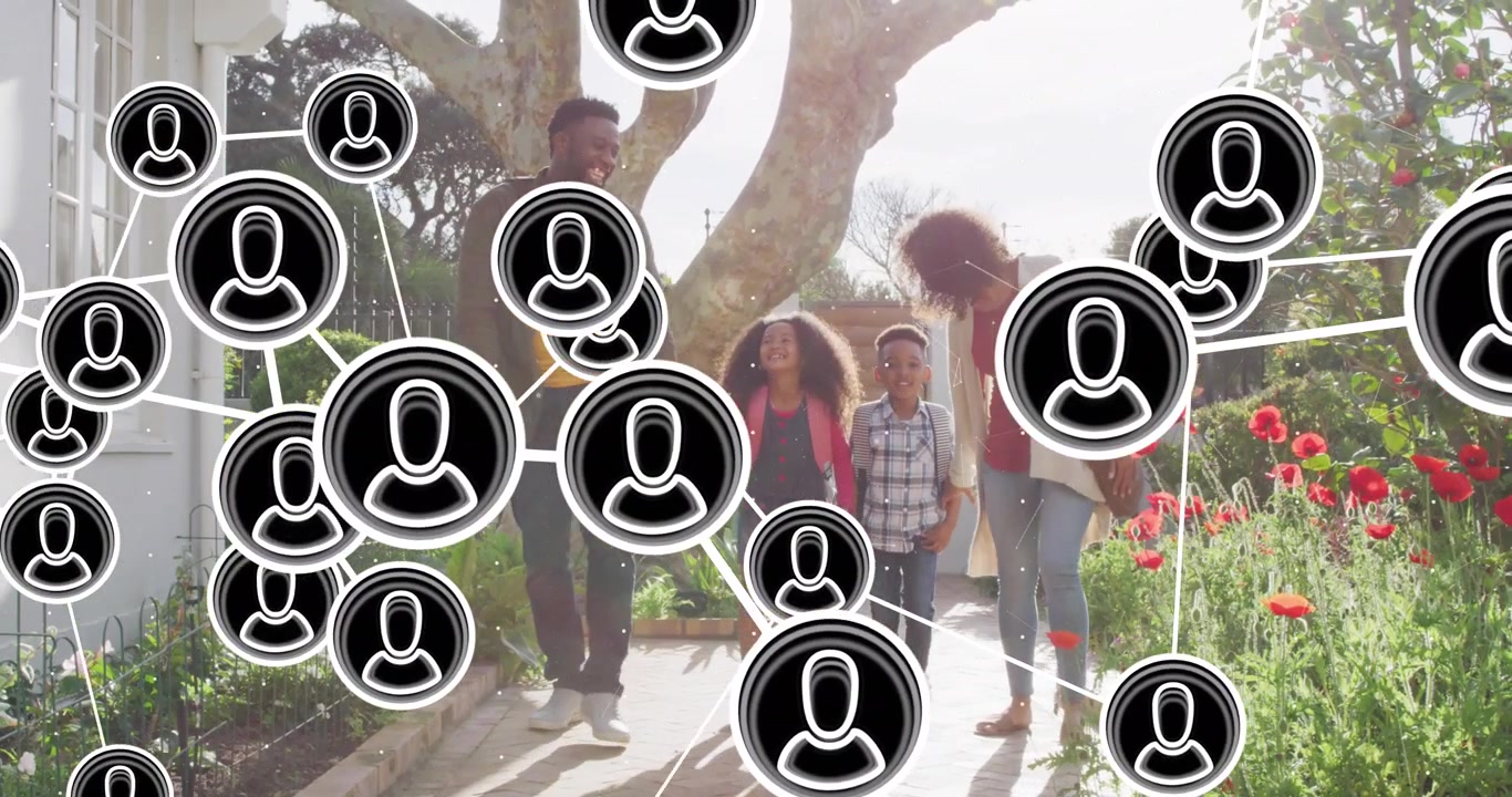 Famiglia di quattro persone che torna a casa su un marciapiede, mentre le icone social crescono in una sovrapposizione che oscura il gruppo.
