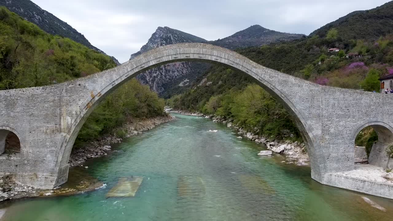 fotografía aérea del puente de plaka en tzoumerka epirus, arathos, grecia, imágenes